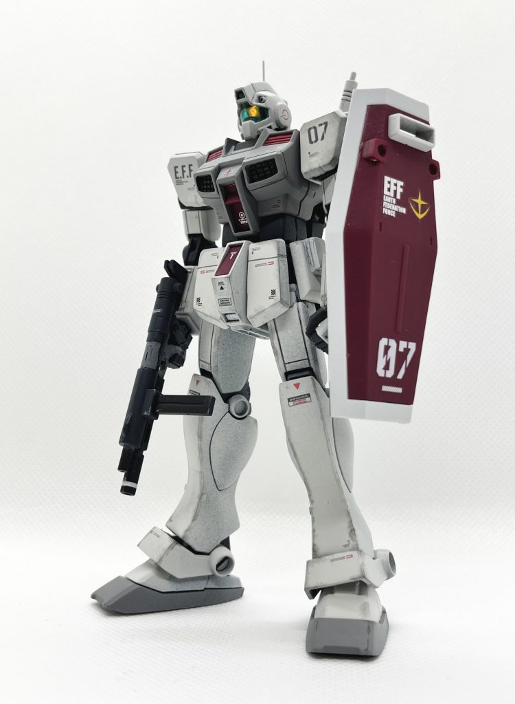 アンテナは真鍮線に変更胸のダクトは3Dプリントの市販品に変更腹の部分で1.2mmほど延長太ももはプラ板で2.4mm延長足首の装甲は中央の接着部分を削って絞り込んだイメージにしてみたフロントアーマーはプラ板で2.4mm延長付属のマシンガンはそのままだとストックが邪魔してまともに保持できないので、ストック部をノコで切り落として天地逆にして再接着。カッコよく持てるようになりました。