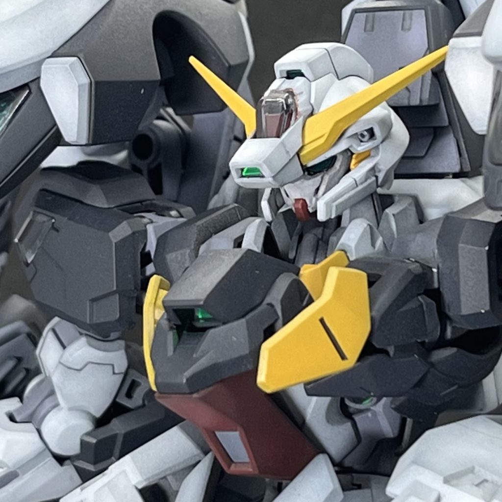 頭部は長距離射撃用にセンサーを追加しています。頬あてはプラ材で延長しました。複座式のためコクピットブロックを増設しました。