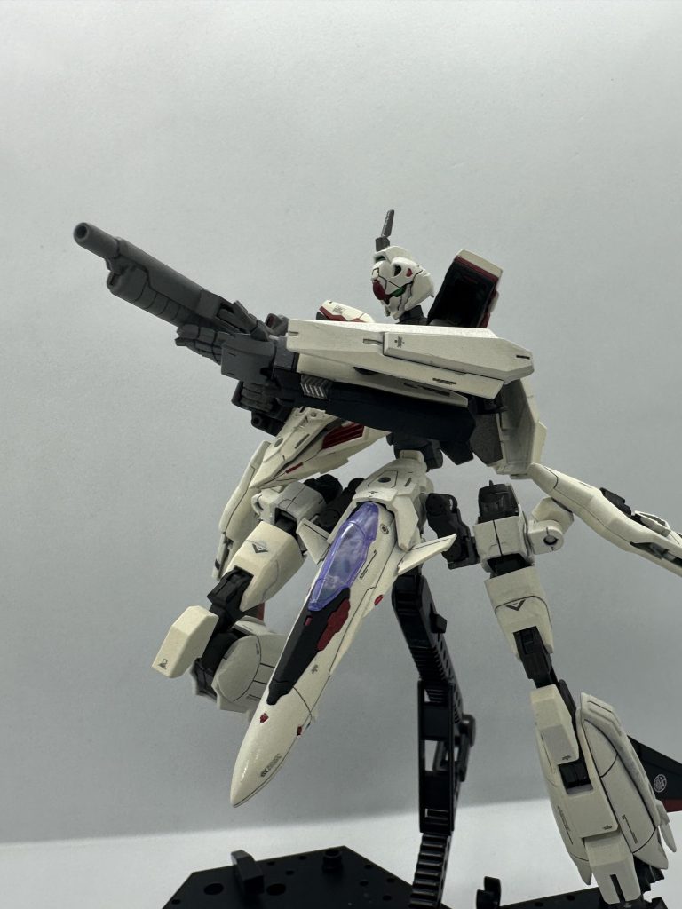 【機体解説】本機の特徴として、両脚部にMA用のメインエンジン兼メインジェネレーターを搭載している点である。可変機構の都合上、胴体部にジェネレーターを搭載することは叶わなかったため、オーブ軍