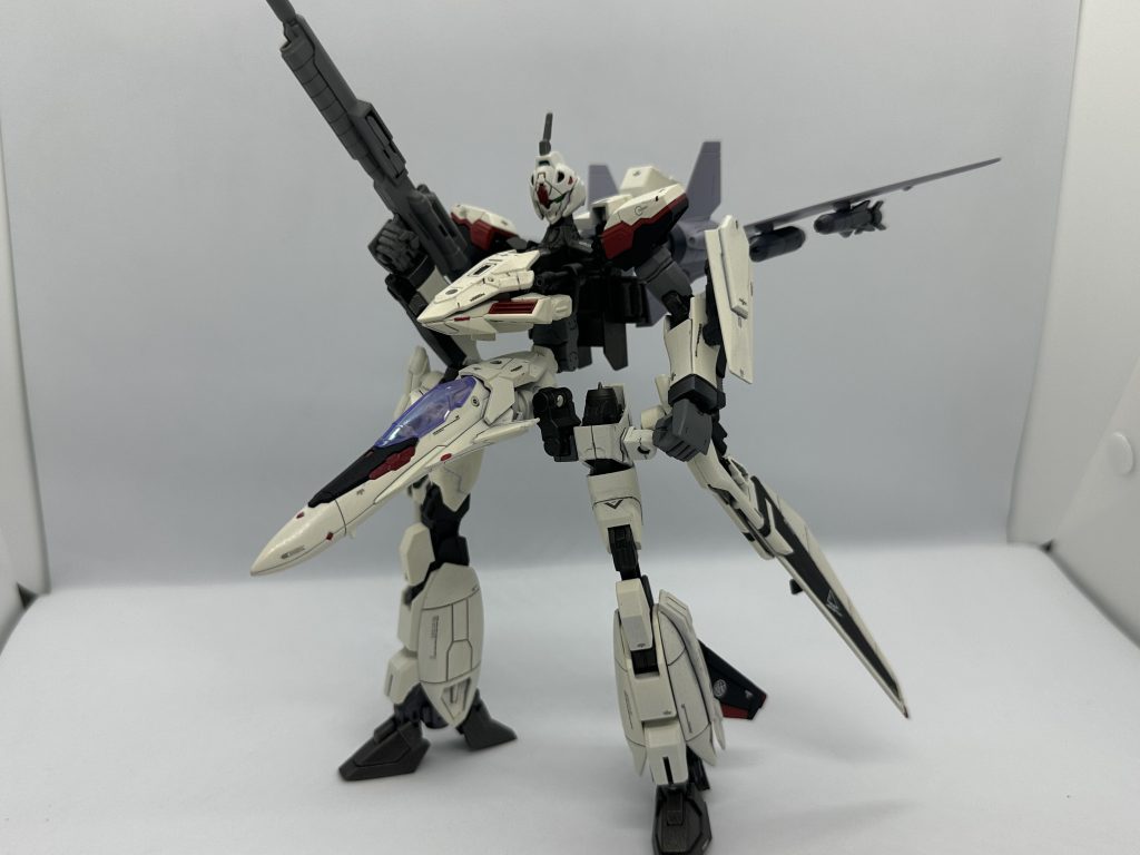 ジェットストライカーを装備した状態。武装は汎用性を重視し、本機特有の攻撃武装は1つもない。あくまで拡張性を重視しているため、内蔵火器、手持ち武装、各ミサイル等は状況に合わせ換装する。基本装備はムラサメ改や、ウィンダム、ダガー系のものを流用している。シールドは独自規格を用いているものの、アストレイ系の設計・運用思想を受け継いでおり、防御装備は重要視されておらず、あくまで保険的な意味合いが強い。MAへの可変には、ムラサメ系のようにシールドが要にはなっていないので、シールド無しでMAに変形可能。ストライカーパックシステムにも対応しており、MSのみでの運用や、宇宙空間での作戦で汎用性の高さを活かすことが可能。ただし、MA形態ではストライカーパック接続部が機体下部に位置するので、エール・ジェット・IWSPなどの接続は推奨されておらず、あくまでこれらはMA形態の利点が活かせない宇宙空間にのみ運用が推奨される。