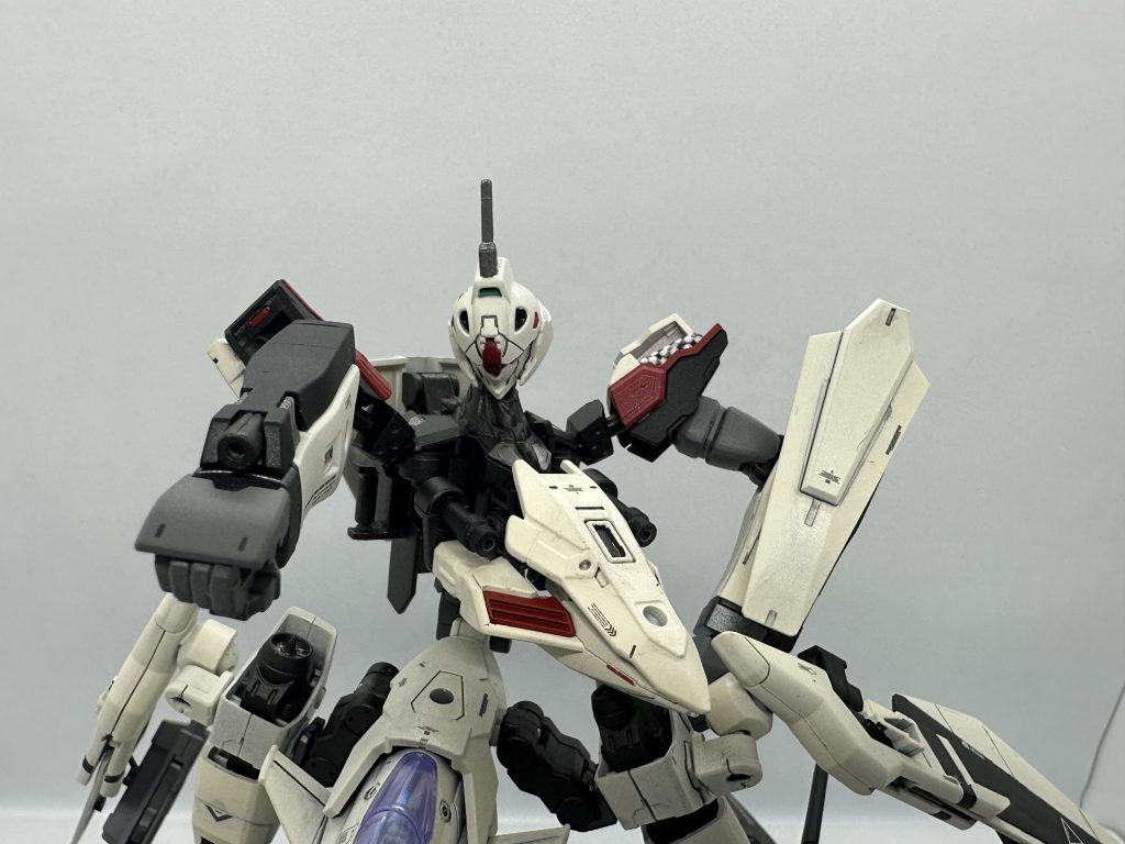 最大3人での複座型であり、股間部機首に2人、胸部コックピットに1人を搭乗可能。操縦・索敵・火器管制を分担する。誰か一名が離脱しても、コントロールは残りに引き継ぐことが可能である。