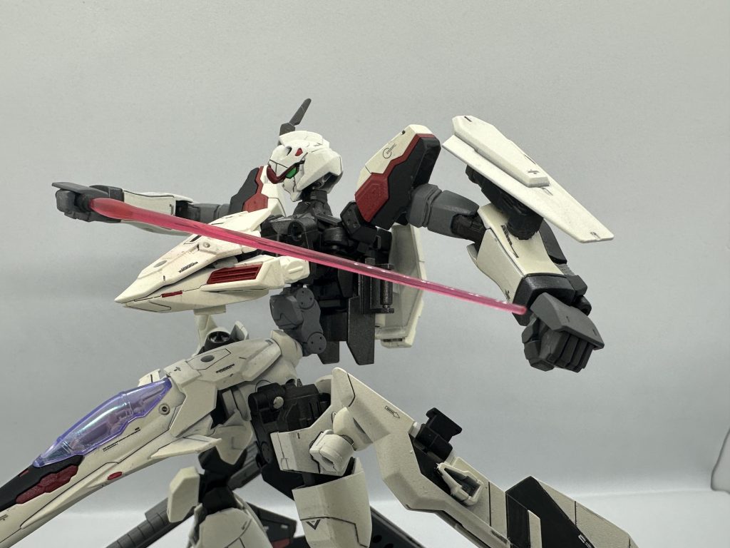 胸部のビームガンは取り外してビームサーベルとしても扱える。