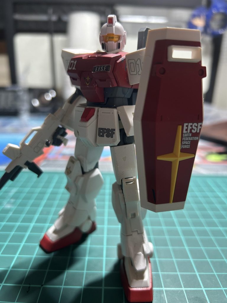 素体はEz-8ですね〜そこにジムⅡの肩とシールド、陸ジムの頭を乗っけてます。ちなみに陸ジムの頭は赤い三巨星セットって言うプレミアムバンダイでいつも売れ残ってr…「バンダイの素晴らしい生産力によって転売ヤーの餌食にならず我々に行き渡っている」商品の余剰パーツなんです……ふぅなのでバイザーのクリアパーツの色が違います。