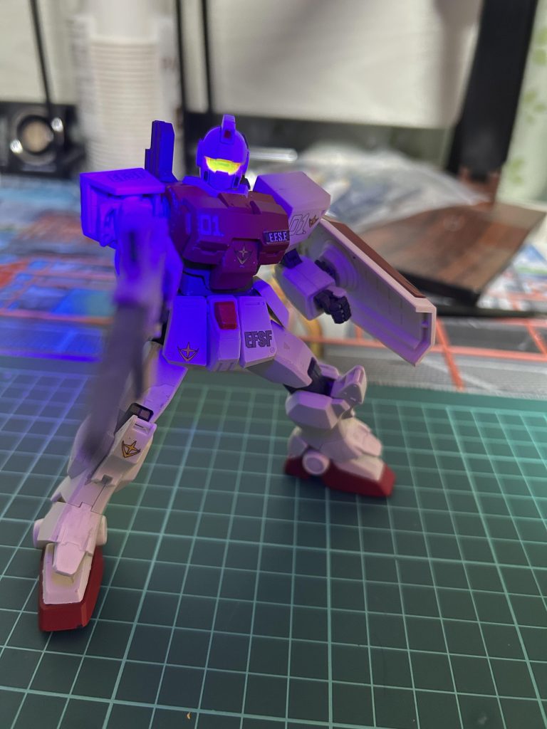 頭が赤い三巨星セットの余剰パーツなので成型色のおかげでブラックライトで光ります(^_^)vてか、うごかしてると塗膜が剥げる剥げる…トップコートしたのに(´・∀・`)