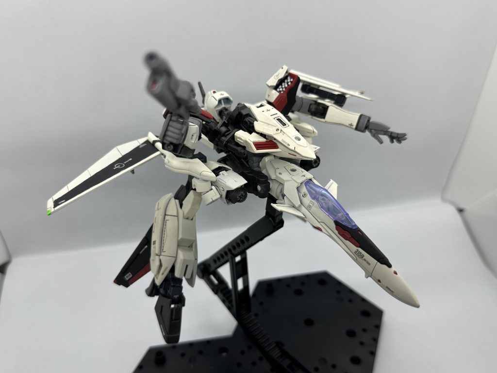 完全VTOL可能な他、攻撃ヘリのような運用も可能。駐機形態ではあるものの、この状態を駆使した戦闘により、本機は他TMSと比べても破格の操縦性を誇る。