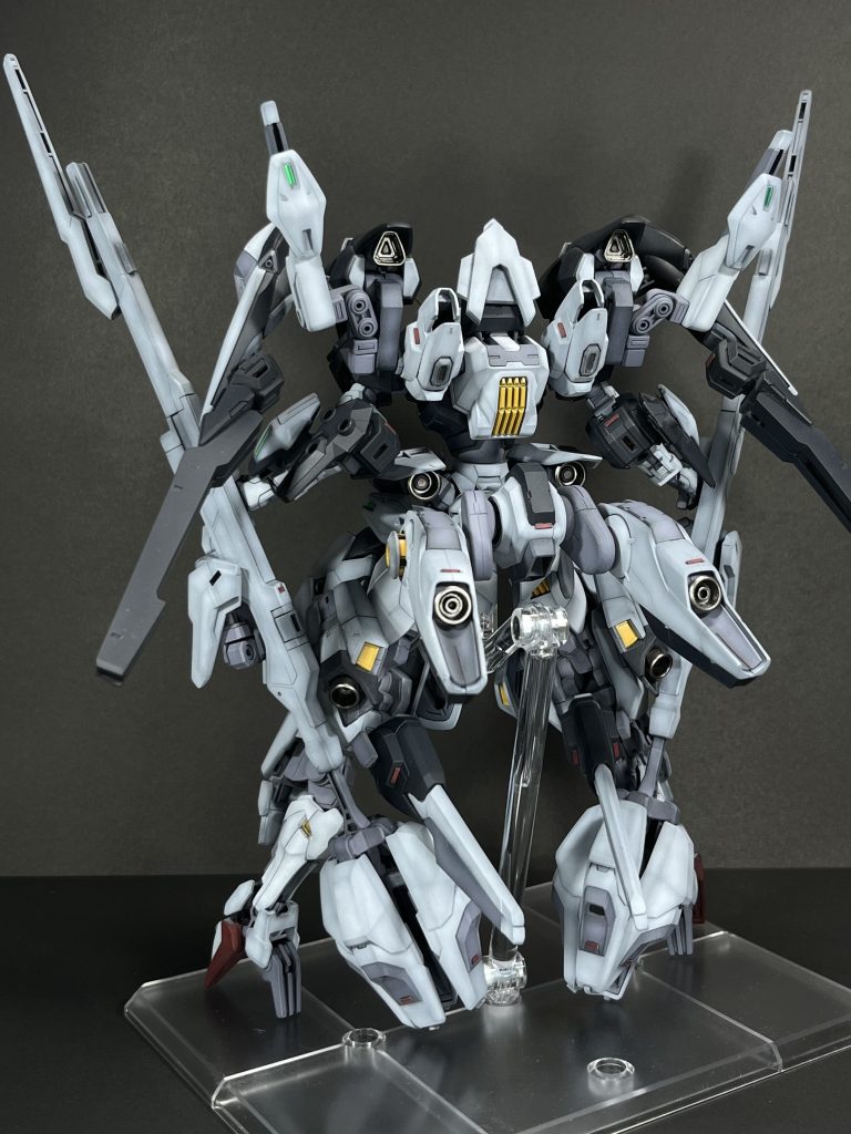 フライトユニットをリアアーマーに穴開けて接続しました。脹脛のブースターはキャリバーのバックパックを軸ごと移植しています。