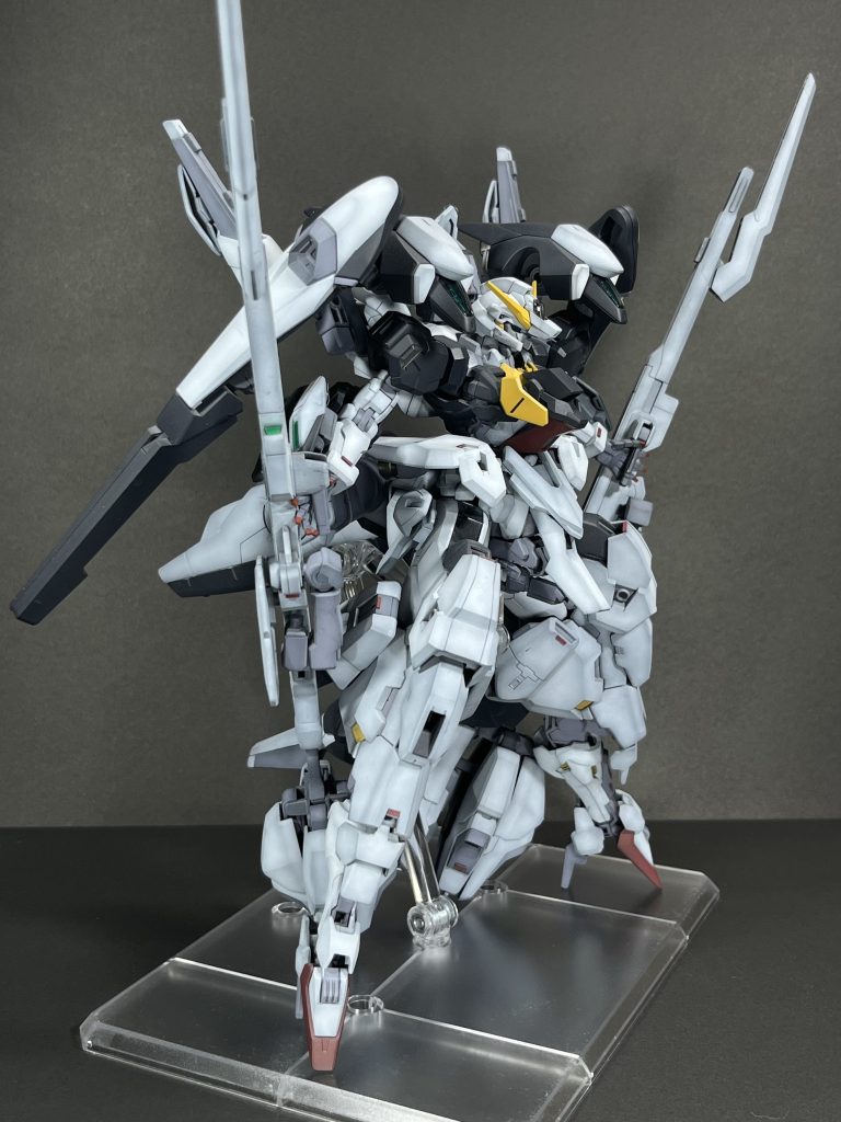 脚部はウルのパーツを中心にデミのパーツでデコってます。キャリバーンの膝関節をそのままウルに接続して延長しています。ウルの肩装甲を膝当てにしました。ウルのサイドアーマーをボール軸ごと移植しました。