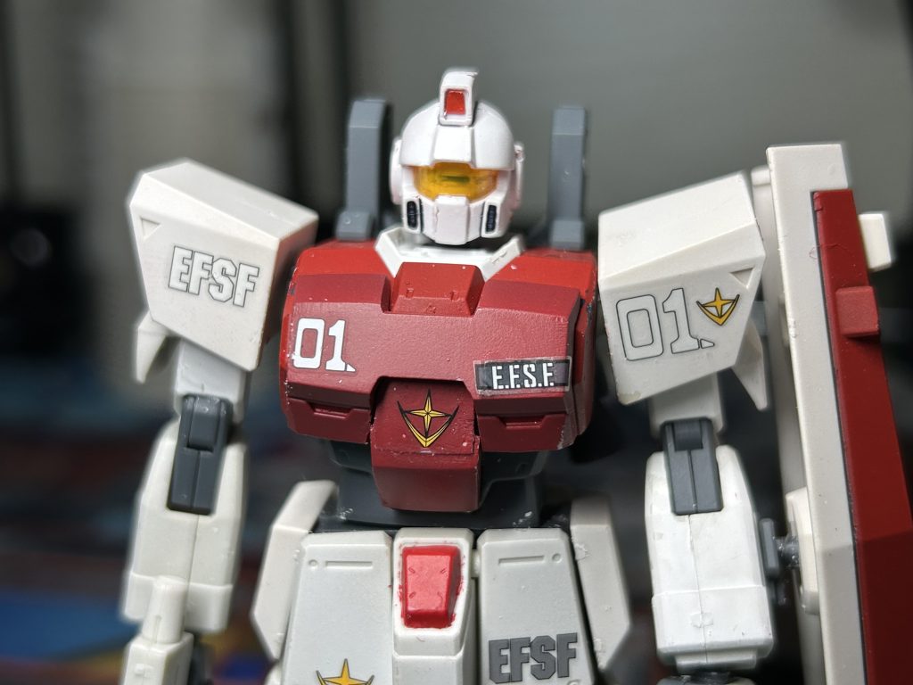 あ…(執筆中にジムの日が終わった…)元のEz-8にあった対人機関砲?は撤廃してプラ板で好みの形に。しかし…塗装中の不慮の事故によって一枚剥がれてしまい少しズレてしまった(´・ω・`)胸の装甲板のデッパリも撤廃。頭の陸ジムもアゴのデッパリをカット。モールドも初めての掘り直し。だが、そううまくはいかなかった( ; . ; )