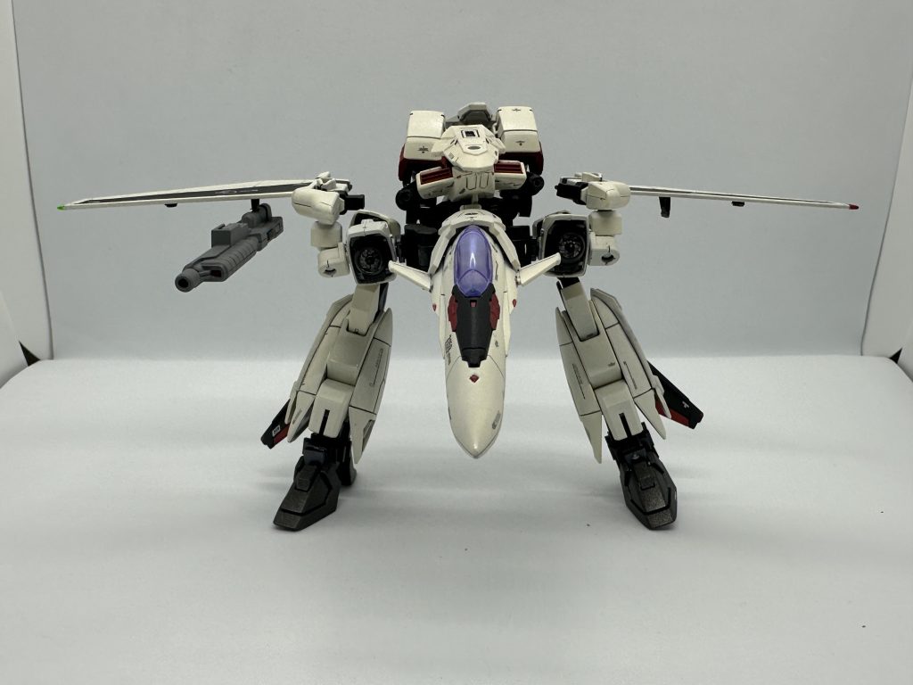 腕なしの所謂ファイターガウォークにもできます。基地内の移動やホバリングだけならこれで十分そう。