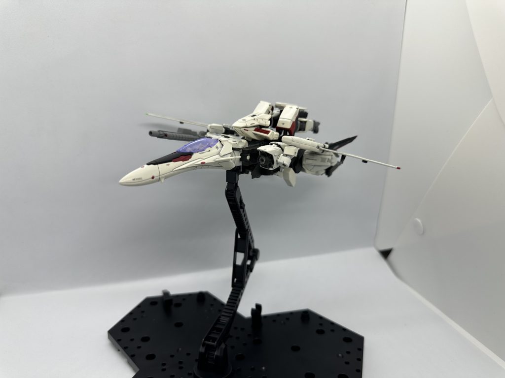 MA形態では可変前進翼を採用していることが特色に挙げられる。旧暦からCEに移り変わり、戦場の常識はNジャマーとMSの代登により大きく移り変わった。安定性とレーダーステルス性能を失う前進翼のデメリットは上記の理由により相対的に緩和され、むしろMA形態でも、運動性をオーブ軍のムラサメ(初期型)によって保証されたCE75年時点では採用実績において都合が良かったのである。また、本問題は技術発展が深く関わっている。すでに加速・機動性能は人間の限界地点に到達しつつあり、制御アビオニクスやソフト面はイレギュラーなどなければ安定性を損なうことなどあり得ない領域へと達していた。(MSのような人型兵器が大気圏内外問わず活動できるのもその影響である)よって、旧世紀では安定性に欠けるなど言われた前進翼の欠点は、CE75年ともなれば無視できるものであったのだ。