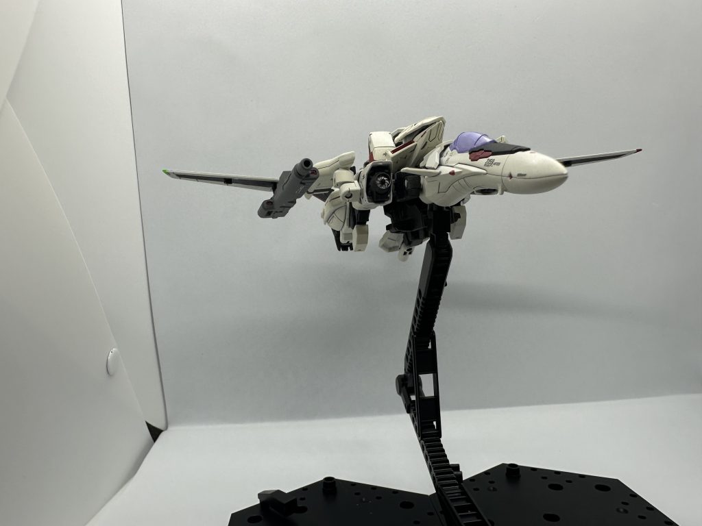 さらに、本機は海洋防衛用の機体として開発されていた面もあるため、大推力を持ちつつ小回りのきく運動性を求められていたのも前進翼採用を推し進めた。また、MS形態時にはサイドバインダーとしてフレキシブルに稼働し、空中・宙域での柔軟な姿勢制御として機能している。