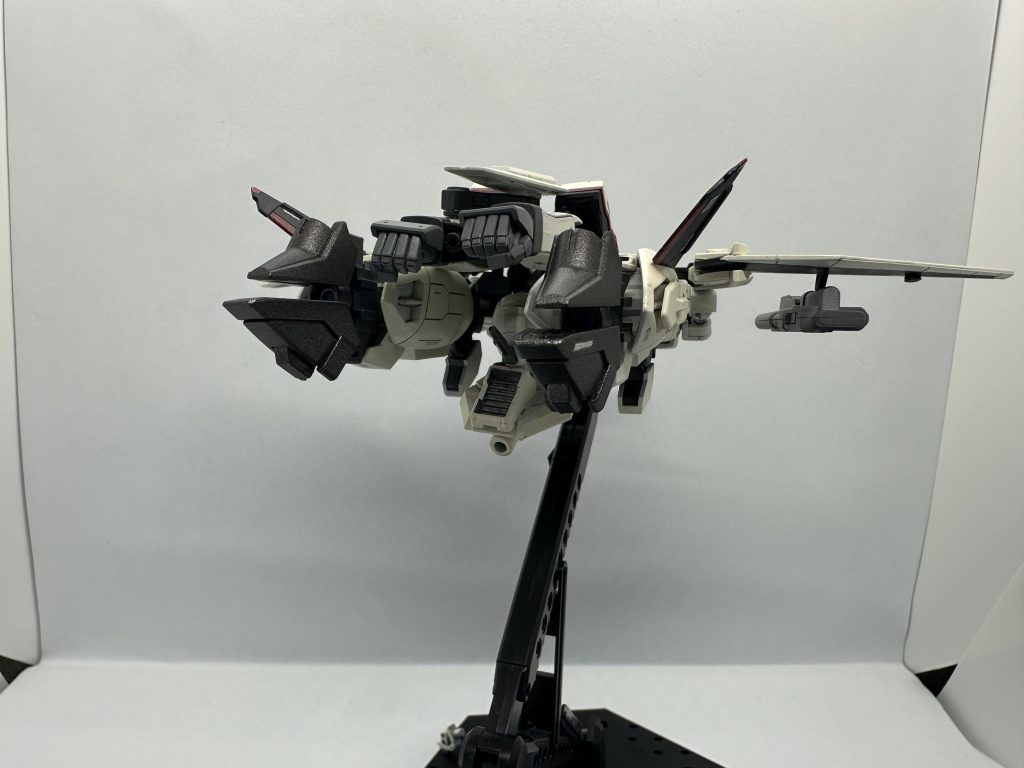 ケツアングル。中々戦闘機然とした感じに見えるのではないでしょうか？