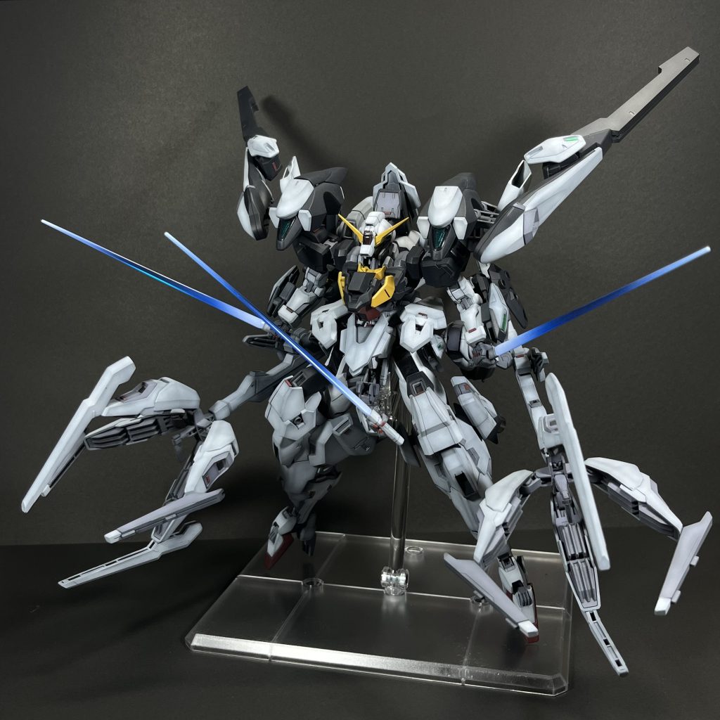 クローモードです。接近戦に特化、クローで相手を捕縛しビームサーベルで無力化します。アンチドートも発動可能です。フロントアーマー、フライトユニットにビームサーベルそれぞれ2本装備しており、股間のサブアームにもビームサーベルを装備可能です。