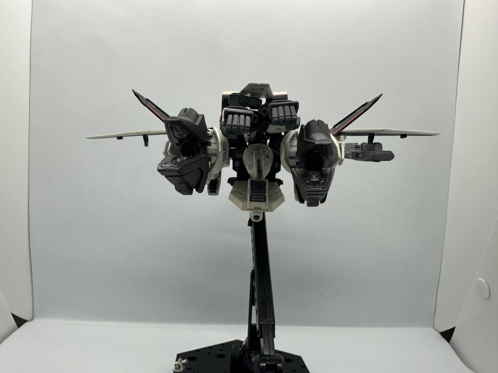 二次元推力偏向ノズルを少し開いた状態。奥にメインスラスターノズルが見える。