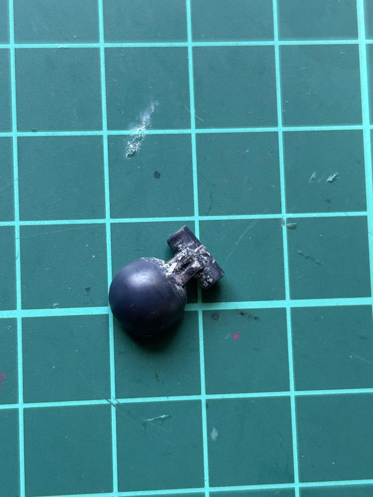 さて、軍警ザクの紹介はこれくらいにして本題に入ります。このパーツ、HG 1/144 軍警ザクの足首に当たる関節の一部(B-9)なんですが、普通に素組みして動かしてみたら一瞬で白化してそのまま折れてしまいました…とくに無理に動かしたわけでもないのに折れました。(折れ方はサムネ画像の赤線の通りです)個体差かもしれませんが投稿時点で同様の折れ方をした方がTwitter(現X)に2人いました。なので、軍警ザクの足首を動かすときは要注意です!対処法、又は予防法として