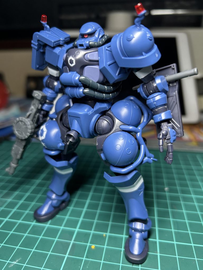 ということで、軍警ザク完成しました!今までにないほどイメチェンしたザクさん。肩のパトランプが可愛らしい😊