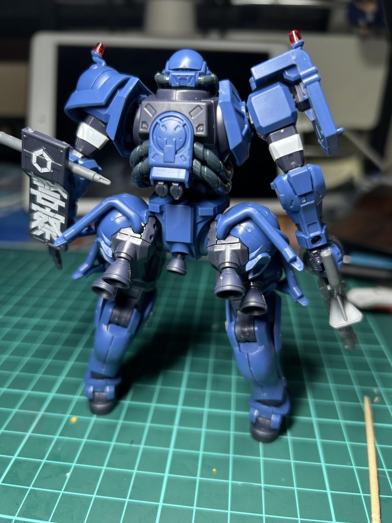 後ろから。バックパックが無くなってますね〜そのかわり太もも裏に大量のバーニアがあります。世間ではダサいだのザクじゃないだの言われていますが個人的には結構好きなデザインです!