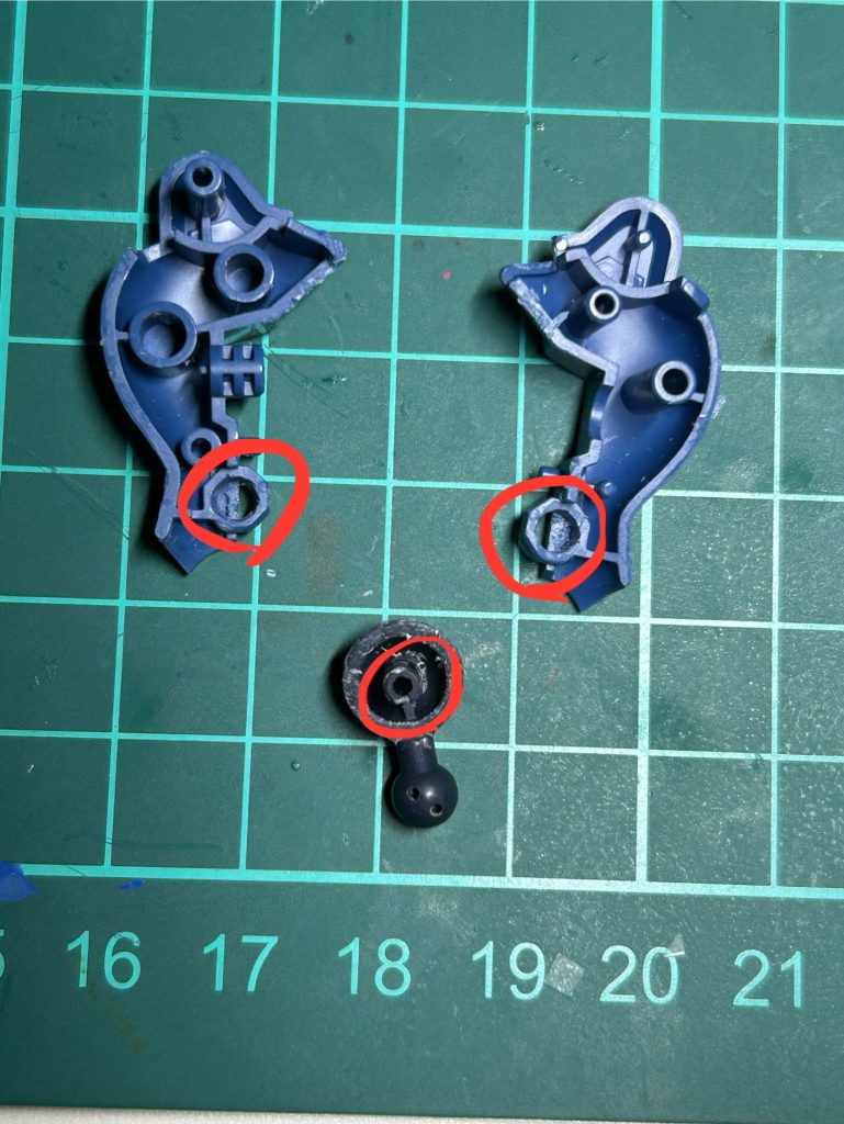 赤丸のところをデザインナイフ等で削って、少し渋みが残るくらいにしてさらに