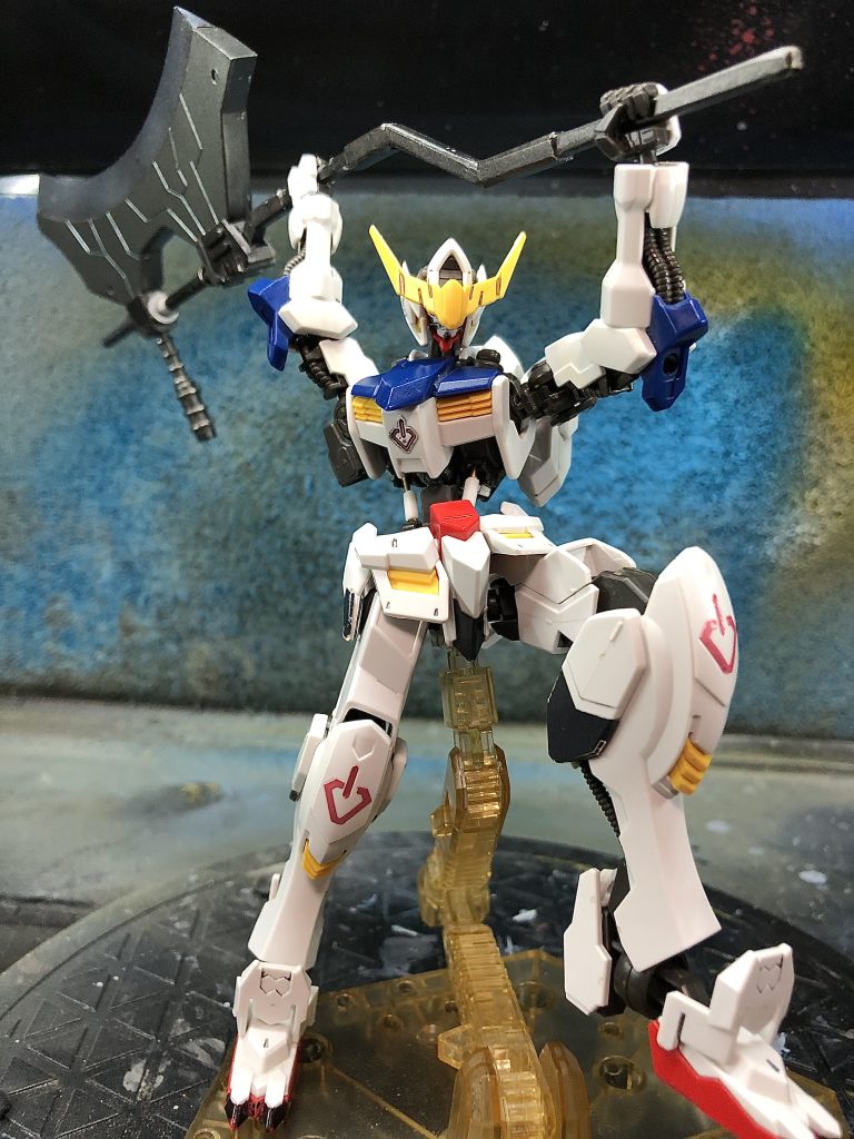 なのでこのように重量級武器を持たせても肩がヘタらなくなりますので、デカい獲物の似合う鉄血ガンダムにはありがたいですね。