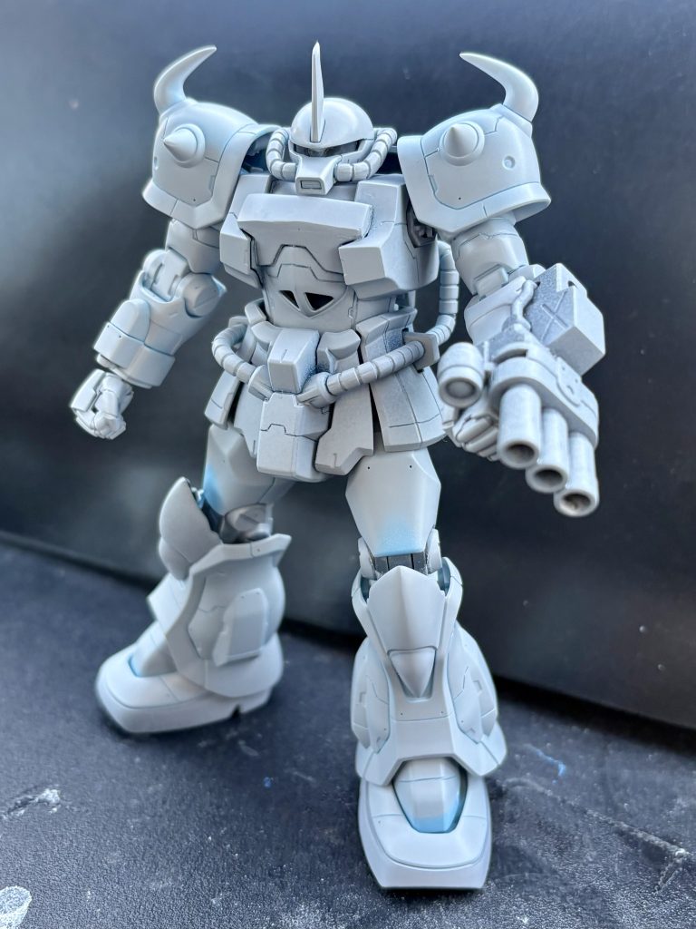 サフ状況です。やはり白い。フィギュアを塗るのにはイイかもしれないですね。と言う事で筆塗り全塗装です。今回使用したカラーは志摩りんブルーです！