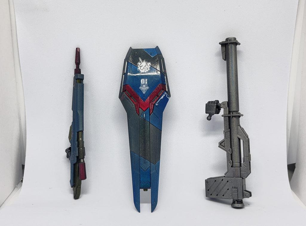 武器類です。シールドの黒く見える部分はフィニッシュクリア ブルーをフィニッシュクリア ブラックで濃くしたダークブルーです。ニュー・ハイパー・バズーカはレインボーンのままです。下地をアンダーブラックⅡではなくビギニングホワイトⅡで塗装すれば、明るくなり、虹色が目立つと思います。