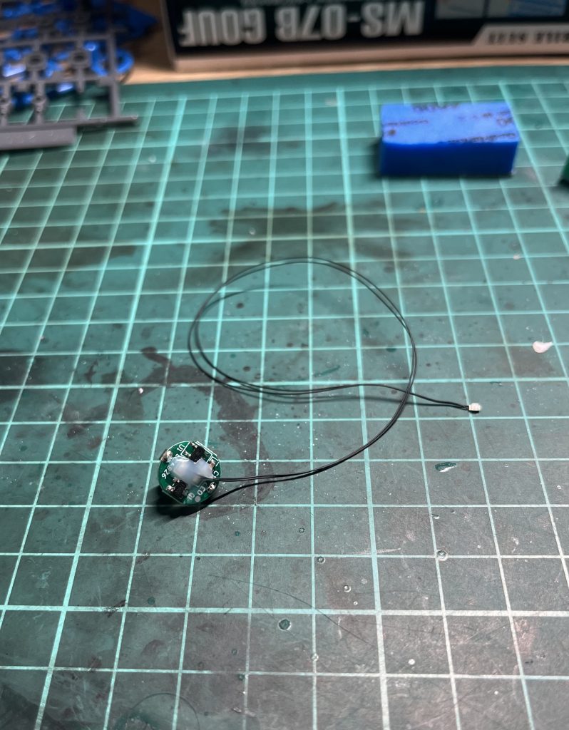 今回はモノアイの電飾も行いました( ´ ` )