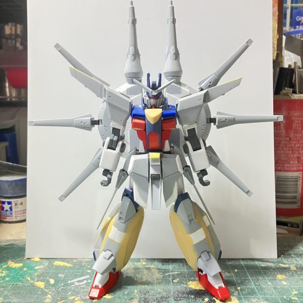 レジェンドガンダム 製作15〜17日目バックパックの大型化、胸部の変更、上半身ディテールアップをしました♪バックパックが小さいため、形を崩さない程度に一回りほど大きくしました重くなるから倒れるかと思いましたけど、今のところ自立出来てます♪胸部の変更は、ダクト下の赤い箇所で設定では上の青よりも引っ込んでいるので削ったりして幅詰めしましたこれで太って見えたのがスッキリしました♪設定画を参考に上からディテールアップしていきました^ - ^次は下半身です♪（3枚目）