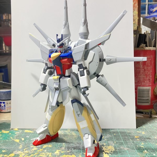 レジェンドガンダム 製作15〜17日目バックパックの大型化、胸部の変更、上半身ディテールアップをしました♪バックパックが小さいため、形を崩さない程度に一回りほど大きくしました重くなるから倒れるかと思いましたけど、今のところ自立出来てます♪胸部の変更は、ダクト下の赤い箇所で設定では上の青よりも引っ込んでいるので削ったりして幅詰めしましたこれで太って見えたのがスッキリしました♪設定画を参考に上からディテールアップしていきました^ - ^次は下半身です♪（4枚目）