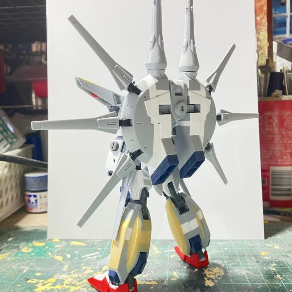 レジェンドガンダム 製作15〜17日目バックパックの大型化、胸部の変更、上半身ディテールアップをしました♪バックパックが小さいため、形を崩さない程度に一回りほど大きくしました重くなるから倒れるかと思いましたけど、今のところ自立出来てます♪胸部の変更は、ダクト下の赤い箇所で設定では上の青よりも引っ込んでいるので削ったりして幅詰めしましたこれで太って見えたのがスッキリしました♪設定画を参考に上からディテールアップしていきました^ - ^次は下半身です♪（5枚目）