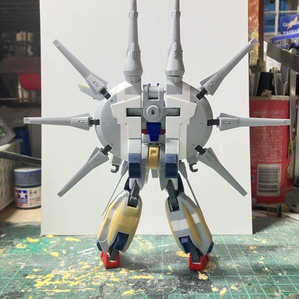 レジェンドガンダム 製作15〜17日目バックパックの大型化、胸部の変更、上半身ディテールアップをしました♪バックパックが小さいため、形を崩さない程度に一回りほど大きくしました重くなるから倒れるかと思いましたけど、今のところ自立出来てます♪胸部の変更は、ダクト下の赤い箇所で設定では上の青よりも引っ込んでいるので削ったりして幅詰めしましたこれで太って見えたのがスッキリしました♪設定画を参考に上からディテールアップしていきました^ - ^次は下半身です♪（6枚目）