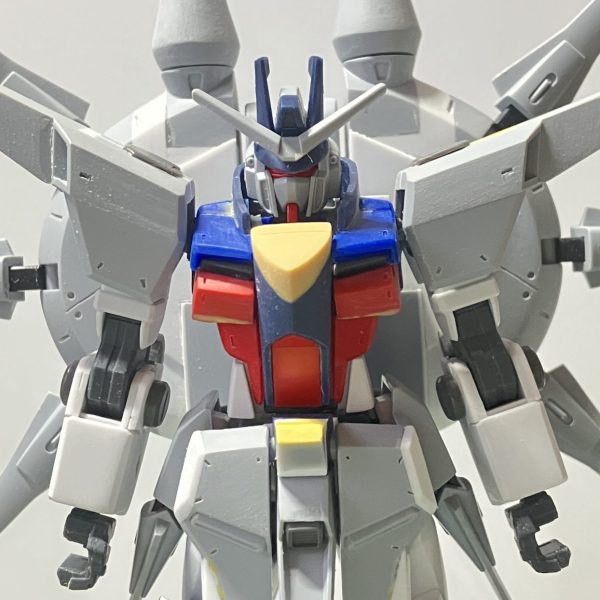 レジェンドガンダム 製作15〜17日目バックパックの大型化、胸部の変更、上半身ディテールアップをしました♪バックパックが小さいため、形を崩さない程度に一回りほど大きくしました重くなるから倒れるかと思いましたけど、今のところ自立出来てます♪胸部の変更は、ダクト下の赤い箇所で設定では上の青よりも引っ込んでいるので削ったりして幅詰めしましたこれで太って見えたのがスッキリしました♪設定画を参考に上からディテールアップしていきました^ - ^次は下半身です♪（1枚目）