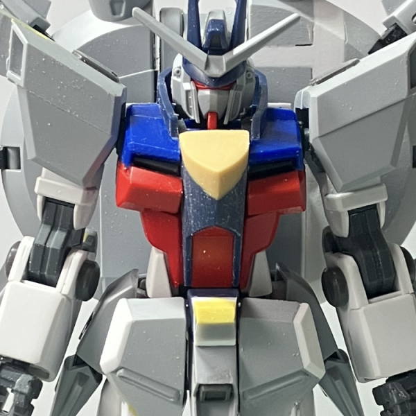 レジェンドガンダム 製作15〜17日目バックパックの大型化、胸部の変更、上半身ディテールアップをしました♪バックパックが小さいため、形を崩さない程度に一回りほど大きくしました重くなるから倒れるかと思いましたけど、今のところ自立出来てます♪胸部の変更は、ダクト下の赤い箇所で設定では上の青よりも引っ込んでいるので削ったりして幅詰めしましたこれで太って見えたのがスッキリしました♪設定画を参考に上からディテールアップしていきました^ - ^次は下半身です♪（2枚目）