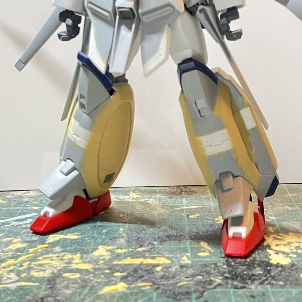 レジェンドガンダム 製作18日目下半身のディテールアップしました♪ふくらはぎ内側のスラスターを埋め込んだり、スジボリと足裏の肉抜きを埋めました