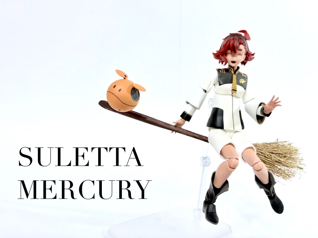 魔女なのでベタに箒に乗せて見ました。使い魔のハロと共に。ほうきは100均で購入しました。