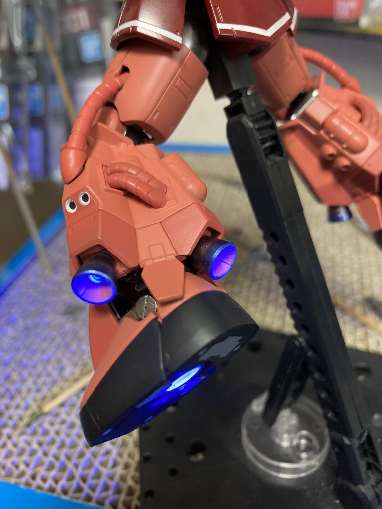 ふくらはぎの合わせ目消し内部パーツを中で分割して後ハメしました。