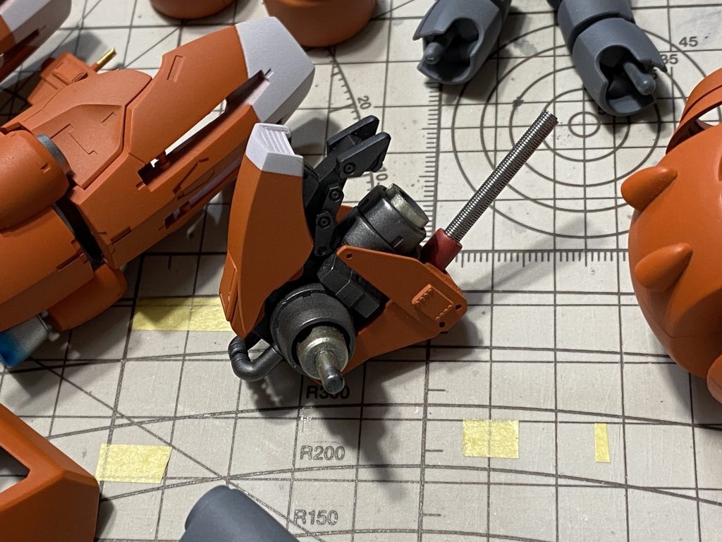 胴体と腰はボールジョイントで結合してるので割と稼働します。隙間からチラリと内部メカが見れるようにしてぃす。