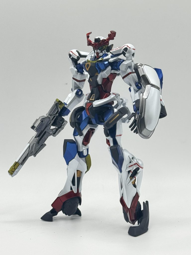 やっぱりいつものガンダムとはまた違った見た目ですね……エアリアルも最初は異色のガンダムだな〜なんて思ってたらもう慣れてしまったのでジークアクスもすぐに慣れてしまいそうですね笑流石に肩や足のマークは塗装するには難しすぎたのでキット付属のマーキングシールを使いました。パール仕上げなので光沢クリア吹いて段差も消せてトップコートもできて一石二鳥ですね笑