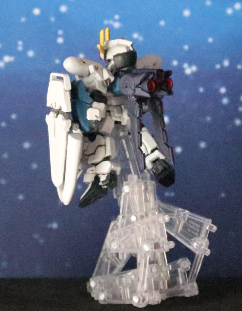 背面。バックパックには、あるものが接続するための穴があります。