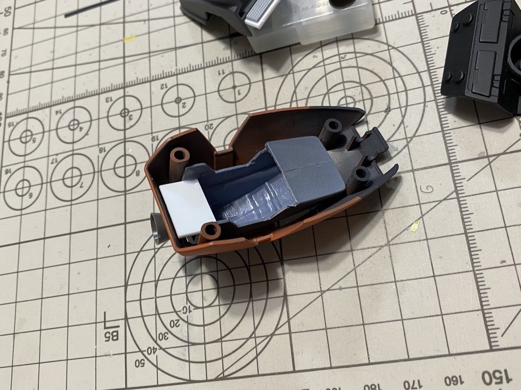 足が一番苦労しました。ケンプ足を被せるようにしていますが、足裏をはめ込む為に干渉部分わカット。上から覗くと隙間ができるので、プラ板の上からダクトモールドを貼りつけて、覗きこまれてもメカメカしさを出すようにしています。