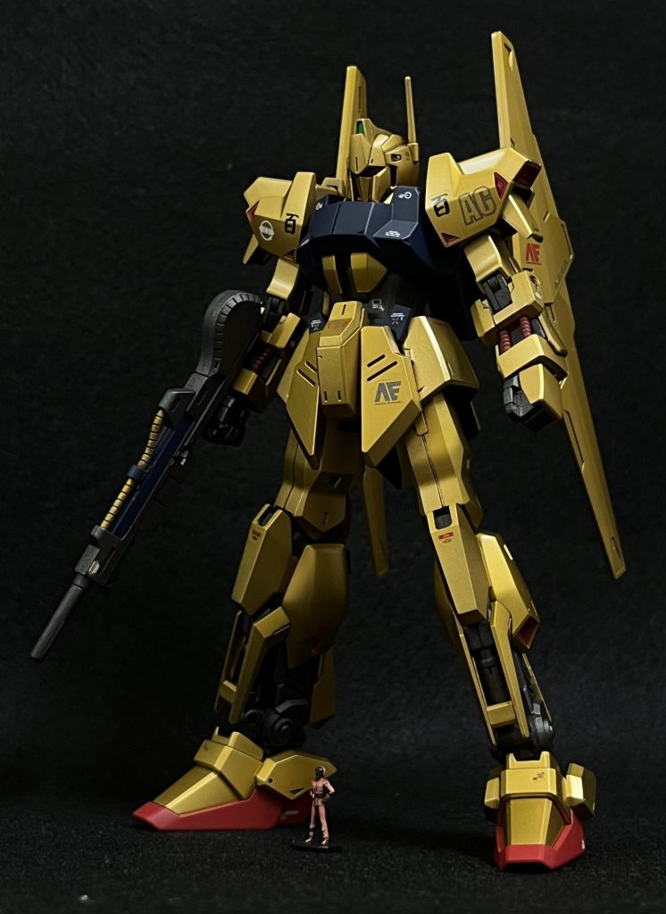 うるさくなり過ぎないようにガンダムデカールを貼りました。RGガンダムMK-IIに付属のパイロットフィギュアをクワトロ大尉として塗装しました。やっぱりフィギュアがあると大きさの対比ができて見栄えがいいと思っています。最近の1/144キットにはフィギュアが付属しないので残念です🥲