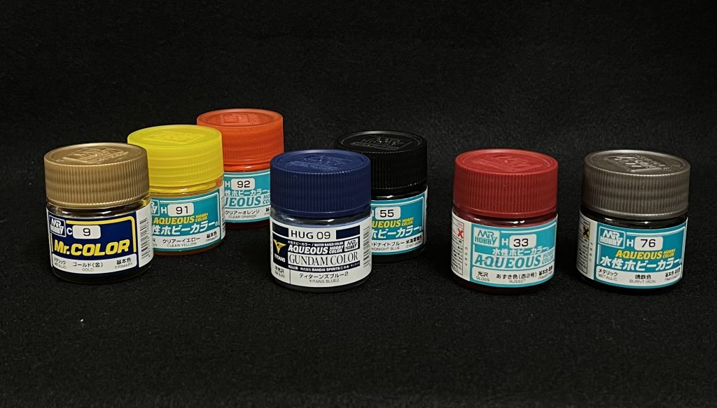 今回使用した塗料です。ゴールドのみラッカーなのは手持ちがこれだったからです。人によってゴールドの好みがありますし、たくさんのゴールドが出ていますね。