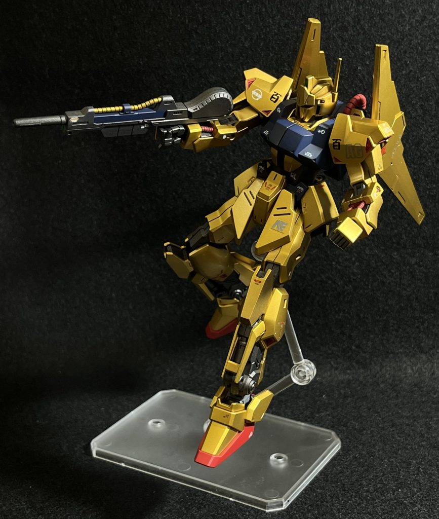 塗装剥がれが怖いので、あまり大胆なポーズは取らせていません。