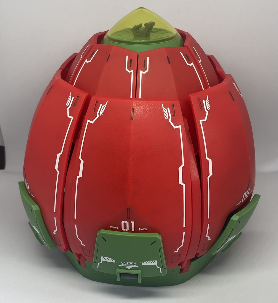 閉じた状態です。中にガンダムさん入ってます!墨入れ、付属のデカール、艶消しです。本当に花の蕾のようの見た目ですね。緑色が鮮やかで素敵です!