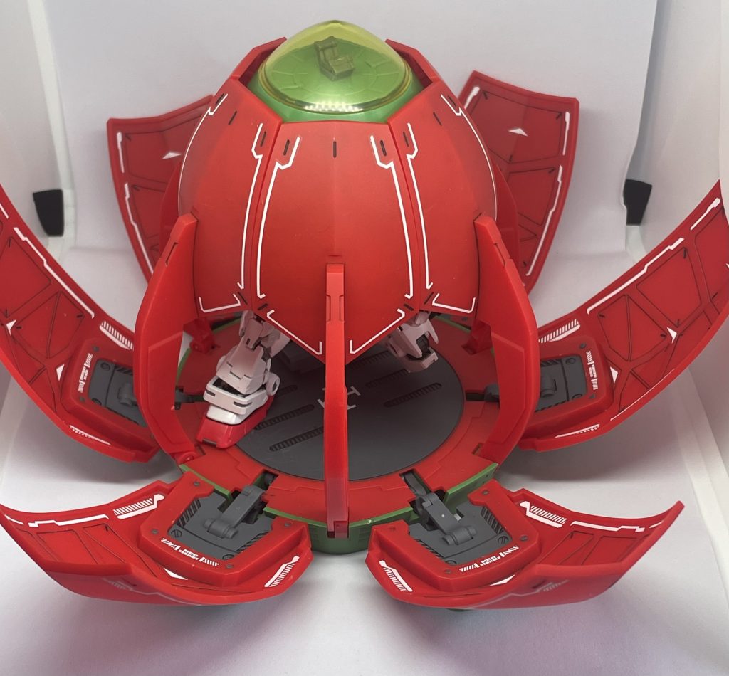 大きい外装が6枚、小さい外装が6枚の計12枚で覆っています。大きい外装だけ開くとこの様になってます。上の緑の先端部分に溝があるので、そこに小さい外装を固定するようになってます。脚がチラりします😙