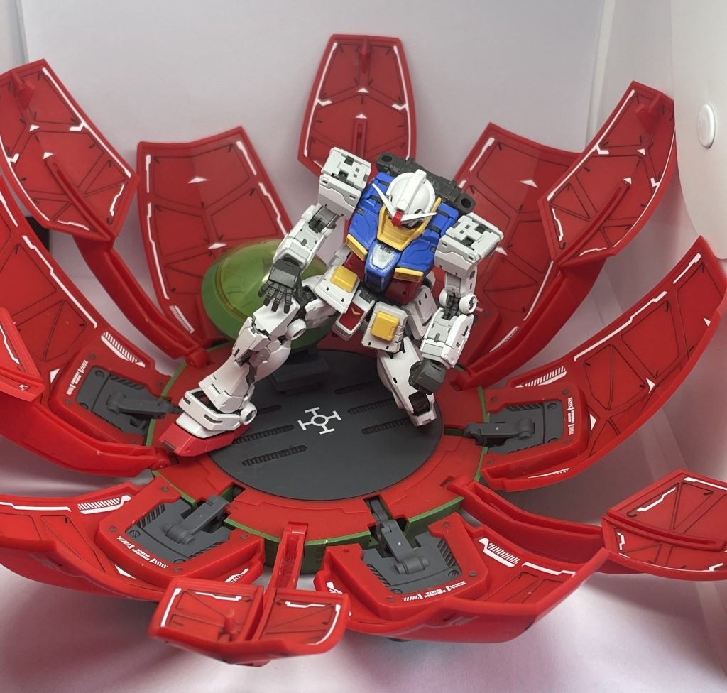 外装を全て開き、緑の先端を後ろに折り曲げると、劇中の通り、MFの登場です!かなり狭いのでしっかり膝立ち出来る、バックパックが小さい等、中に入れれるキットにはかなりの制限がかかりそうです!