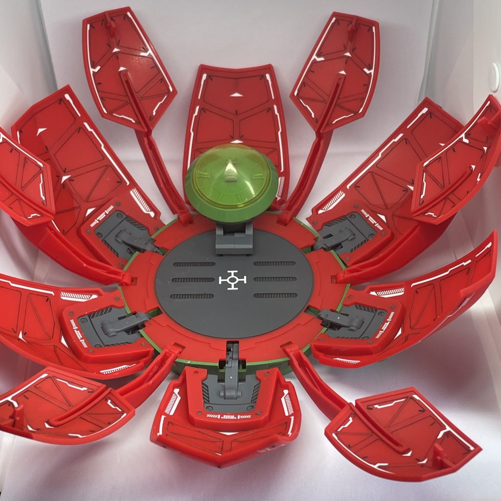 ブッドキャリアーのみだとこんな感じです。広げるとかなりの大きさになります。内側は墨入れのみしてますが、フレーム部を塗り分けた方がカッコよくなりそうですね🤨付属の水転写デカールで見た目がかなり変わります!