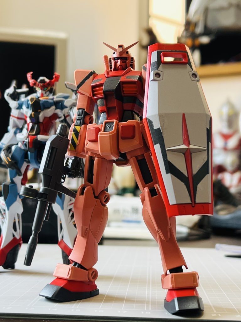 赤いガンダム–2枚目/制作者：カービークーク