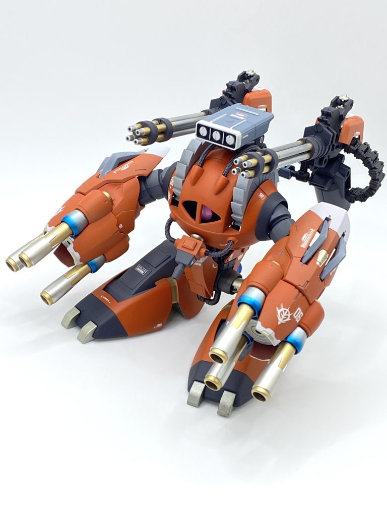 武装マシマシに耐える為、HGズゴックのフレームをベースとし組み込み、プラ板等による強度アップと、全高上げによるバランス調整を行いました。