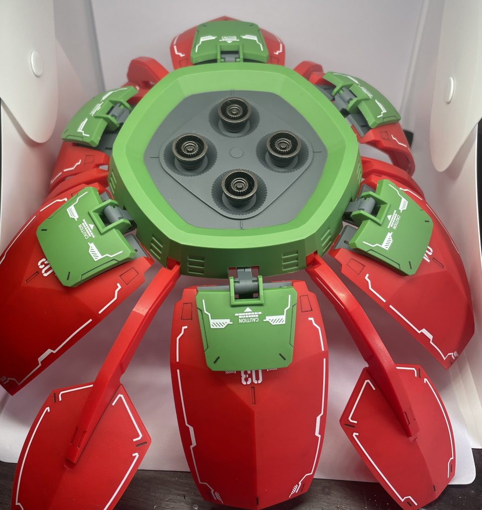 外側はこうなってます。とにかくデカールで情報量が増える感じですね。緑と赤で鮮やかですね!開封すると、ランナーは無く、ある程度組んであり、パーツも切り出してある状態で袋詰めされてました。食玩みたいです🤣シャイニングガンダムのRGが手に入れば、是非乗せてみたいですね!ご覧いただきありがとうございました。