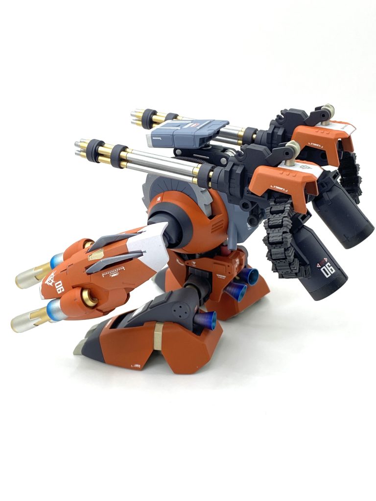 背面ガトリングのような重量物を背負わせてもバックドロップする事なく自立します。